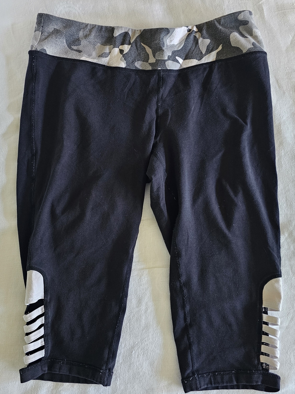 Material Girl Black Capri Joggers with Gray Camo Waistband Cotton sz M